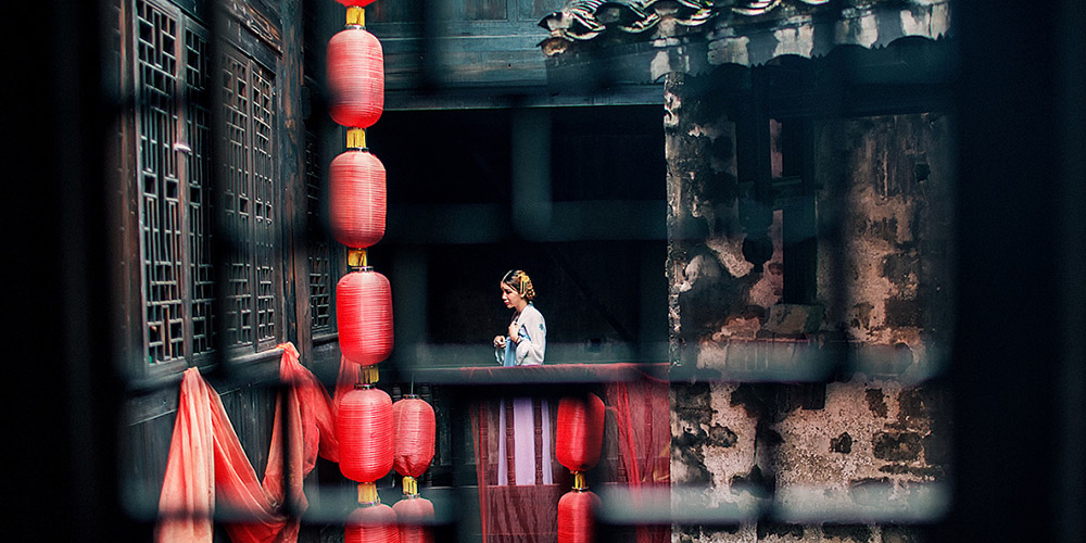 南柯子·檐雨依人静